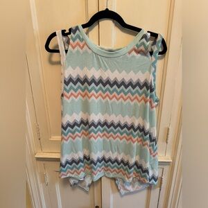 Super soft women’s sz M chevron tank with split back